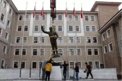 Yarım tonluk bronz heykel vinç yardımıyla taşındı Yarım tonluk bronz heykel vinç yardımıyla taşındı