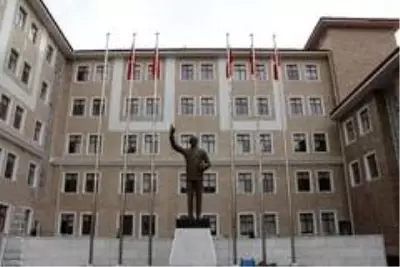 Yarım tonluk bronz heykel vinç yardımıyla taşındı Yarım tonluk bronz heykel vinç yardımıyla taşındı