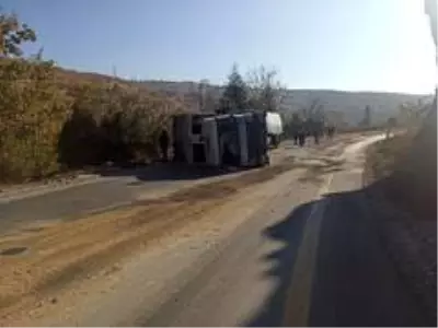 Yola dökülen yağ çöp kamyonunu devirdi;1 yaralı Yola dökülen yağ çöp kamyonunu devirdi;1 yaralı