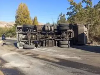 Yola dökülen yağ çöp kamyonunu devirdi;1 yaralı Yola dökülen yağ çöp kamyonunu devirdi;1 yaralı