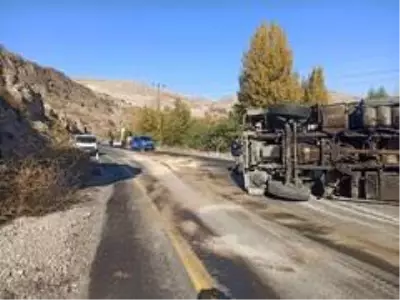 Yola dökülen yağ çöp kamyonunu devirdi;1 yaralı Yola dökülen yağ çöp kamyonunu devirdi;1 yaralı
