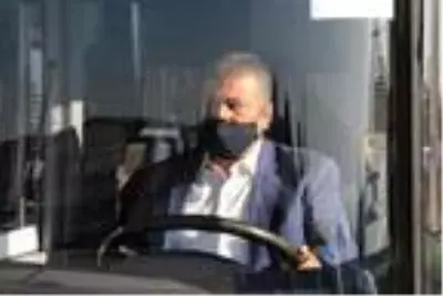 Yolcuları 'Hoş geldiniz' diyerek karşılayan halk otobüsü şoförü ilgi gördü Yolcuları 'Hoş geldiniz' diyerek karşılayan halk otobüsü şoförü ilgi gördü