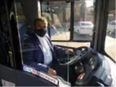 Yolcuları 'Hoş geldiniz' diyerek karşılayan halk otobüsü şoförü ilgi gördü Yolcuları 'Hoş geldiniz' diyerek karşılayan halk otobüsü şoförü ilgi gördü
