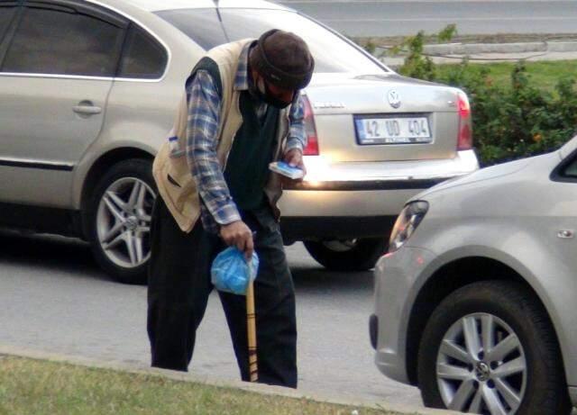 Zorla yürüyen kardeş dilenciler, polisi görünce bastonu atıp yürümeye başladı