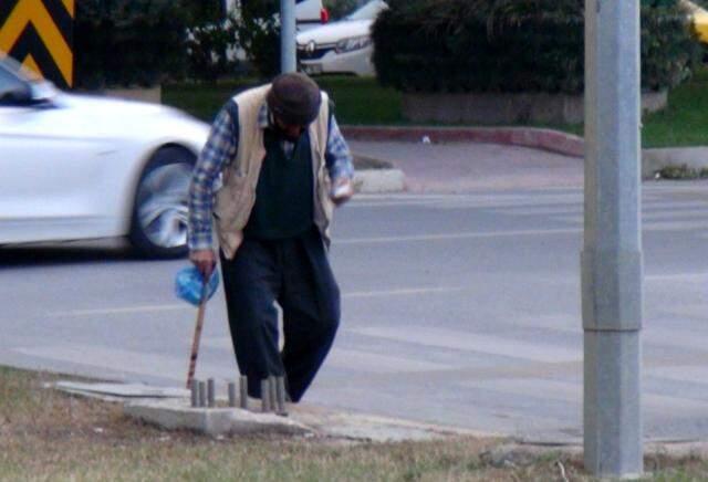 Zorla yürüyen kardeş dilenciler, polisi görünce bastonu atıp yürümeye başladı