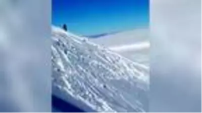 ABD'de kayakçılar çığ altında kalmaktan son anda kurtuldu ABD'de kayakçılar çığ altında kalmaktan son anda kurtuldu