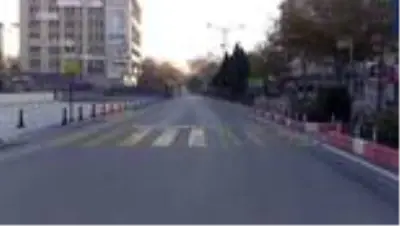 AFYONKARAHİSAR - Sokağa çıkma kısıtlamasına uyuldu AFYONKARAHİSAR - Sokağa çıkma kısıtlamasına uyuldu