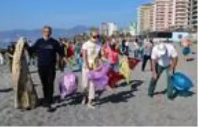 Turistler bu defa üzerlerinde mayo ile değil ellerinde çöp torbalarıyla sahile akın ettiler Turistler bu defa üzerlerinde mayo ile değil ellerinde çöp torbalarıyla sahile akın ettiler