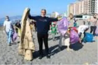 Turistler bu defa üzerlerinde mayo ile değil ellerinde çöp torbalarıyla sahile akın ettiler Turistler bu defa üzerlerinde mayo ile değil ellerinde çöp torbalarıyla sahile akın ettiler