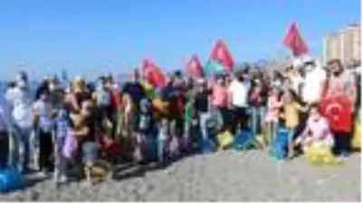 Turistler bu defa üzerlerinde mayo ile değil ellerinde çöp torbalarıyla sahile akın ettiler Turistler bu defa üzerlerinde mayo ile değil ellerinde çöp torbalarıyla sahile akın ettiler