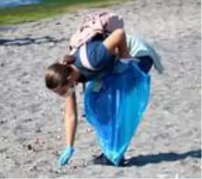 Turistler bu defa üzerlerinde mayo ile değil ellerinde çöp torbalarıyla sahile akın ettiler Turistler bu defa üzerlerinde mayo ile değil ellerinde çöp torbalarıyla sahile akın ettiler