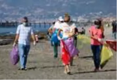 Turistler bu defa üzerlerinde mayo ile değil ellerinde çöp torbalarıyla sahile akın ettiler Turistler bu defa üzerlerinde mayo ile değil ellerinde çöp torbalarıyla sahile akın ettiler