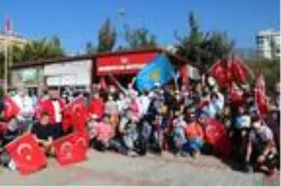 Turistler bu defa üzerlerinde mayo ile değil ellerinde çöp torbalarıyla sahile akın ettiler Turistler bu defa üzerlerinde mayo ile değil ellerinde çöp torbalarıyla sahile akın ettiler