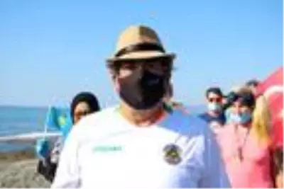Turistler bu defa üzerlerinde mayo ile değil ellerinde çöp torbalarıyla sahile akın ettiler Turistler bu defa üzerlerinde mayo ile değil ellerinde çöp torbalarıyla sahile akın ettiler