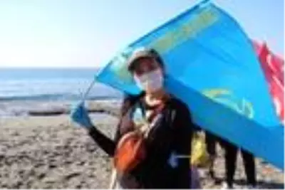 Turistler bu defa üzerlerinde mayo ile değil ellerinde çöp torbalarıyla sahile akın ettiler Turistler bu defa üzerlerinde mayo ile değil ellerinde çöp torbalarıyla sahile akın ettiler