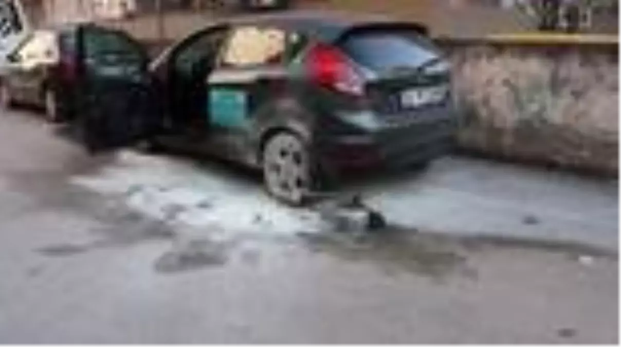 Alev aldığı için sokağa fırlatılan piknik tüpü otomobilde maddi hasar oluşturdu