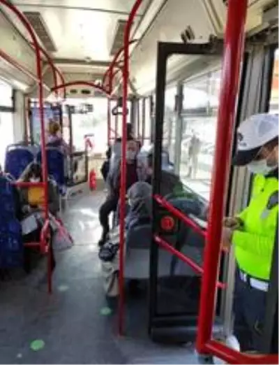 Aliağa'daki toplu taşıma araçlarında korona virüs denetimi Aliağa'daki toplu taşıma araçlarında korona virüs denetimi