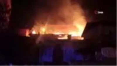 Amasya'da ahşap ev alev alev yandı Amasya'da ahşap ev alev alev yandı