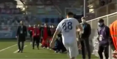 Anıl Karaer'in top toplayıcı çocuğa doğru sert bir vuruş yaptı ve büyük tepki çekti Anıl Karaer'in top toplayıcı çocuğa doğru sert bir vuruş yaptı ve büyük tepki çekti
