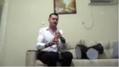 Anne oğul 'balkon konserleri'yle mahallelinin moral kaynağı oldu Anne oğul 'balkon konserleri'yle mahallelinin moral kaynağı oldu