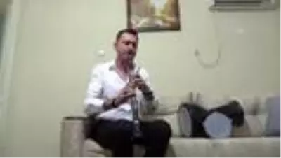 Anne oğul 'balkon konserleri'yle mahallelinin moral kaynağı oldu Anne oğul 'balkon konserleri'yle mahallelinin moral kaynağı oldu