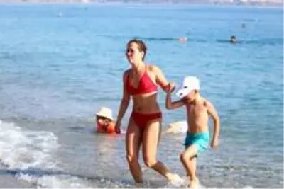 Turizm kenti Antalya'da aralık ayına günler kala yazdan kalma günler yaşanıyor Turizm kenti Antalya'da aralık ayına günler kala yazdan kalma günler yaşanıyor