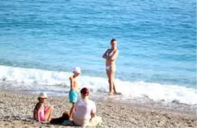 Turizm kenti Antalya'da aralık ayına günler kala yazdan kalma günler yaşanıyor Turizm kenti Antalya'da aralık ayına günler kala yazdan kalma günler yaşanıyor