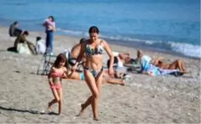 Turizm kenti Antalya'da aralık ayına günler kala yazdan kalma günler yaşanıyor Turizm kenti Antalya'da aralık ayına günler kala yazdan kalma günler yaşanıyor