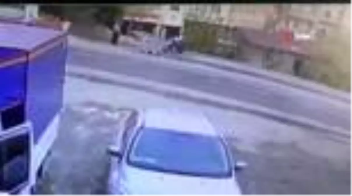 Aracın hamile kadına çarptığı anlar kamerada