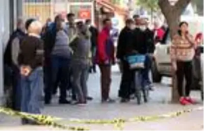 Sokak ortasında tartıştığı arkadaşını başından vurarak öldürdü Sokak ortasında tartıştığı arkadaşını başından vurarak öldürdü