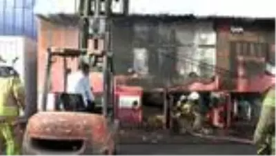 Ataşehir'de mobilya fabrikasında korkutan yangın Ataşehir'de mobilya fabrikasında korkutan yangın