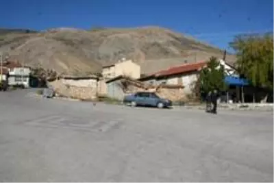 Azeri Türkleri işgalden kurtarılan ana yurtlarına gidip atalarını yad etmek istiyor Azeri Türkleri işgalden kurtarılan ana yurtlarına gidip atalarını yad etmek istiyor