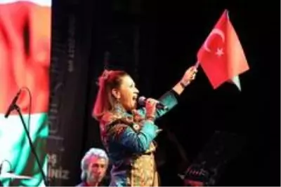 Azerin'den havalaminanda arabalı konser Azerin'den havalaminanda arabalı konser
