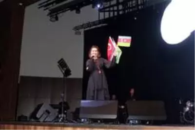 Azerin'den havalaminanda arabalı konser Azerin'den havalaminanda arabalı konser