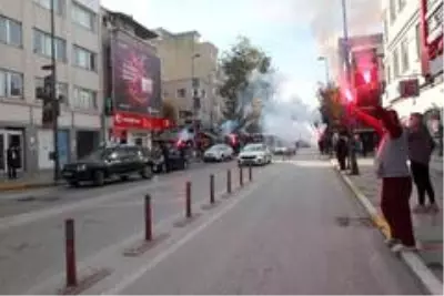 Bandırmaspor taraftarından meşale şov Bandırmaspor taraftarından meşale şov