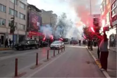 Bandırmaspor taraftarından meşale şov Bandırmaspor taraftarından meşale şov