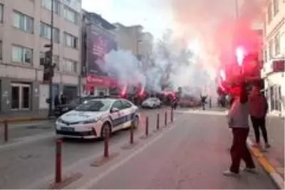 Bandırmaspor taraftarından meşale şov Bandırmaspor taraftarından meşale şov