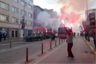 Bandırmaspor taraftarından meşale şov Bandırmaspor taraftarından meşale şov