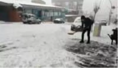 Başkale'de kar yağışı etkili oldu
