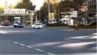 Başkent'te kısıtlama bitti, vatandaşlar sokağa indi Başkent'te kısıtlama bitti, vatandaşlar sokağa indi