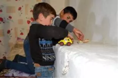 Çobanlık yapan baba, eve dönüştürdüğü ahırda ailesiyle yaşıyor Çobanlık yapan baba, eve dönüştürdüğü ahırda ailesiyle yaşıyor