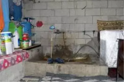 Çobanlık yapan baba, eve dönüştürdüğü ahırda ailesiyle yaşıyor Çobanlık yapan baba, eve dönüştürdüğü ahırda ailesiyle yaşıyor