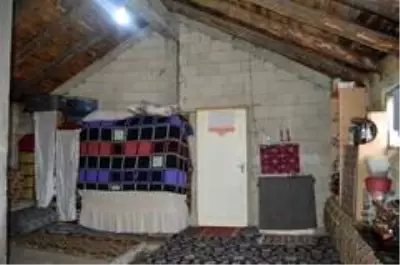 Çobanlık yapan baba, eve dönüştürdüğü ahırda ailesiyle yaşıyor Çobanlık yapan baba, eve dönüştürdüğü ahırda ailesiyle yaşıyor