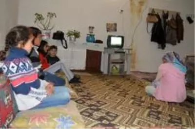 Çobanlık yapan baba, eve dönüştürdüğü ahırda ailesiyle yaşıyor Çobanlık yapan baba, eve dönüştürdüğü ahırda ailesiyle yaşıyor