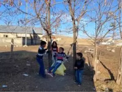 Çobanlık yapan baba, eve dönüştürdüğü ahırda ailesiyle yaşıyor Çobanlık yapan baba, eve dönüştürdüğü ahırda ailesiyle yaşıyor