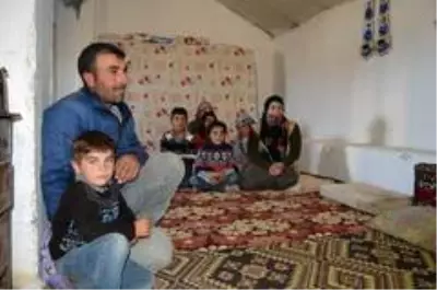 Çobanlık yapan baba, eve dönüştürdüğü ahırda ailesiyle yaşıyor Çobanlık yapan baba, eve dönüştürdüğü ahırda ailesiyle yaşıyor