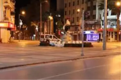 Denizli'de vatandaşlar sokağa çıkma kısıtlamasına uyuyor Denizli'de vatandaşlar sokağa çıkma kısıtlamasına uyuyor