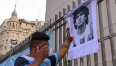 Maradona: Arjantin'de efsanevi futbolcu için 3 gün ulusal yas ilan edildi Maradona: Arjantin'de efsanevi futbolcu için 3 gün ulusal yas ilan edildi
