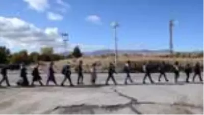 Doğaseverler etkinliklerde topladıkları parayla köy okullarını renklendiriyor Doğaseverler etkinliklerde topladıkları parayla köy okullarını renklendiriyor