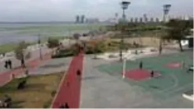 Ege'de sokağa çıkma kısıtlamasının bitmesiyle meydanlar hareketlendi Ege'de sokağa çıkma kısıtlamasının bitmesiyle meydanlar hareketlendi